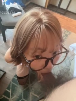 ️极品眼镜骚妹【xiaomugouya】非常反差的肥臀眼镜妹子白丝黑丝跳蛋自慰 截图12