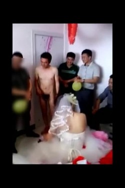 再流出低俗闹洞房，让一对新人脱光衣服当场做游戏验身，新娘子不愿意了！ 截图3