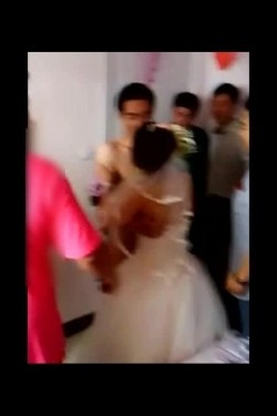 再流出低俗闹洞房，让一对新人脱光衣服当场做游戏验身，新娘子不愿意了！ 截图10