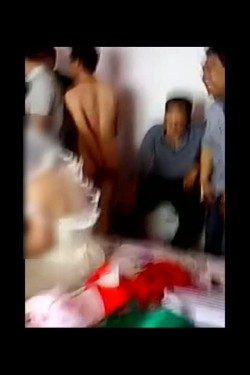 再流出低俗闹洞房，让一对新人脱光衣服当场做游戏验身，新娘子不愿意了！ 截图11