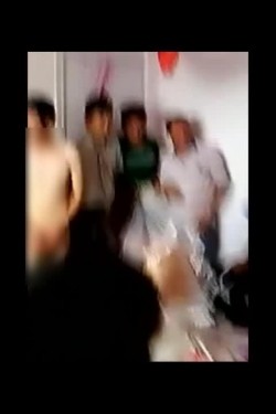 再流出低俗闹洞房，让一对新人脱光衣服当场做游戏验身，新娘子不愿意了！ 截图12