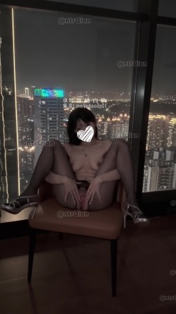 NTR绿帽情侣『小千』穿着黑丝在落地窗前和哥哥做了个爽~配合哥哥插我的嘴穴，好像一只母狗啊... 截图6