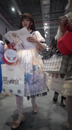 大神偷拍美女裙底长裙靓女和闺蜜逛街透明内内黑森林没穿胸罩前后CD探店网红小姐姐的翅膀内裤 截图1