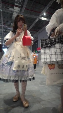大神偷拍美女裙底长裙靓女和闺蜜逛街透明内内黑森林没穿胸罩前后CD探店网红小姐姐的翅膀内裤 截图2