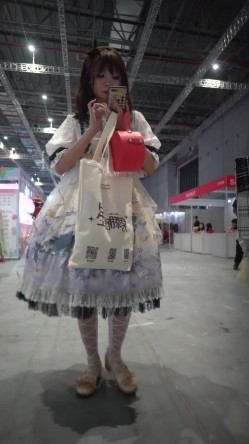 大神偷拍美女裙底长裙靓女和闺蜜逛街透明内内黑森林没穿胸罩前后CD探店网红小姐姐的翅膀内裤 截图3