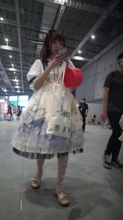 大神偷拍美女裙底长裙靓女和闺蜜逛街透明内内黑森林没穿胸罩前后CD探店网红小姐姐的翅膀内裤 截图5
