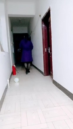 黑丝高跟轻熟女少妇全程露脸勾搭上门维修的电工大哥，让大哥抠逼揉奶69口交大鸡巴，无套爆草内射中出好刺激 截图1