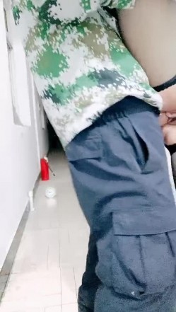 黑丝高跟轻熟女少妇全程露脸勾搭上门维修的电工大哥，让大哥抠逼揉奶69口交大鸡巴，无套爆草内射中出好刺激 截图4
