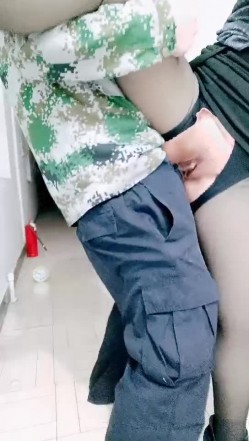 黑丝高跟轻熟女少妇全程露脸勾搭上门维修的电工大哥，让大哥抠逼揉奶69口交大鸡巴，无套爆草内射中出好刺激 截图5