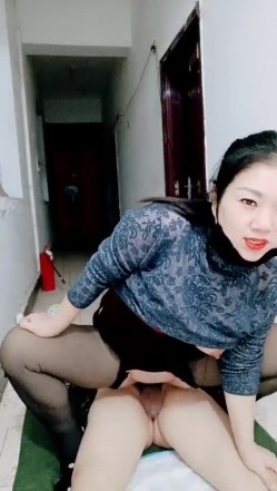 黑丝高跟轻熟女少妇全程露脸勾搭上门维修的电工大哥，让大哥抠逼揉奶69口交大鸡巴，无套爆草内射中出好刺激 截图9