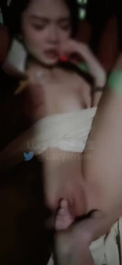 淫妻车内完全露出了，代驾师傅开车进来整个人震惊了！整个人语无伦次，让他摸又不敢，真是个怂货! 截图7