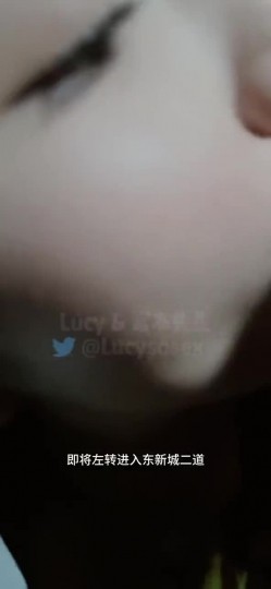 淫妻车内完全露出了，代驾师傅开车进来整个人震惊了！整个人语无伦次，让他摸又不敢，真是个怂货! 截图10