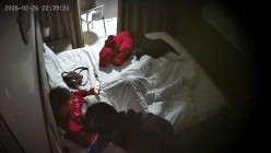 酒店偷拍奶子浑圆的反差婊眼镜乖乖女解开衣服袒胸露乳挑逗男友操她 截图1