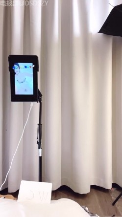 颜值姐妹花车模【莎莎】双飞约操轮流坐屌，后入打桩边干边喷 截图1