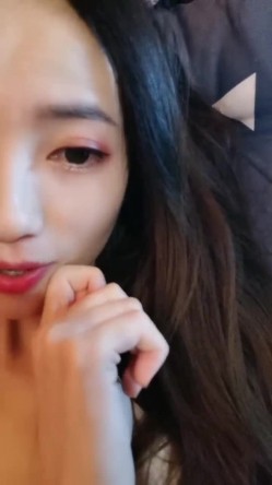 长相文静极品美臀女神居家激情啪啪，连体白色网袜上位骑乘，抱着大屁股打桩机猛操出白浆，后入大力撞击内射 截图16