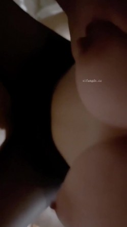 这才是顶级反差婊【刘女神】175九头身 超模高挑的身材 大长腿配黑丝，日常乖乖女，和男友独处就是淫娃 截图8