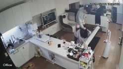 黑客破解摄像头偷拍高颜值白领情侣喜欢下班同事走后留在办公室一边看电视一边做爱 截图1
