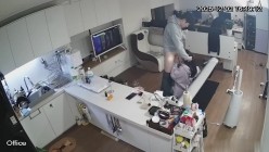 黑客破解摄像头偷拍高颜值白领情侣喜欢下班同事走后留在办公室一边看电视一边做爱 截图2