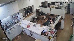 黑客破解摄像头偷拍高颜值白领情侣喜欢下班同事走后留在办公室一边看电视一边做爱 截图9