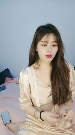 完美颜值女神级小姐姐下海3P淫乱大战，撩起裙子被墨镜男舔的啊啊叫，掰开美穴自慰起来，被轮流操要爽死了 截图1