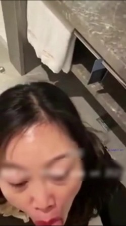 超顶反差婊少妇公务员美熟女【蓝阿姨】厚厚的红唇显得无比性感，口交舌功了得 截图5