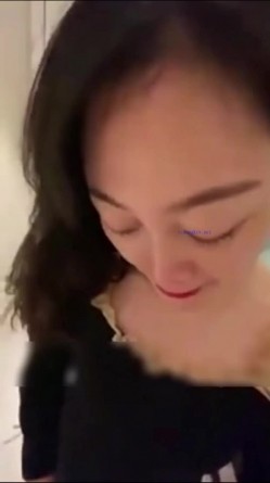 超顶反差婊少妇公务员美熟女【蓝阿姨】厚厚的红唇显得无比性感，口交舌功了得 截图9