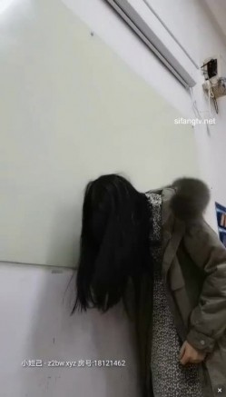 最牛老师【小橙子】塞跳蛋站学生后面撩起裙子，网友兴奋狂刷礼物震动，卧槽刺激，在讲台震到湿禁，地板全是丝袜流下的淫水！ 截图12