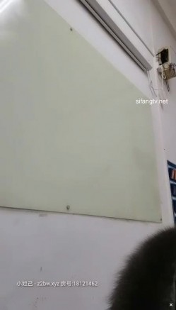 最牛老师【小橙子】塞跳蛋站学生后面撩起裙子，网友兴奋狂刷礼物震动，卧槽刺激，在讲台震到湿禁，地板全是丝袜流下的淫水！ 截图13