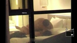 【五星级酒店窗外偷拍】，年轻情侣看着像是刚毕业的大学生，女主身材很好，射脖子和脸 截图4
