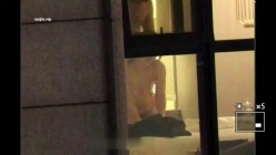 【五星级酒店窗外偷拍】，年轻情侣看着像是刚毕业的大学生，女主身材很好，射脖子和脸 截图9