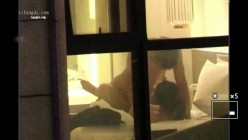 【五星级酒店窗外偷拍】，年轻情侣看着像是刚毕业的大学生，女主身材很好，射脖子和脸 截图10