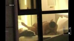 【五星级酒店窗外偷拍】，年轻情侣看着像是刚毕业的大学生，女主身材很好，射脖子和脸 截图14