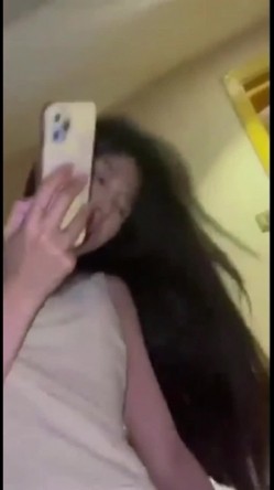 趁着爸妈出去旅游 ️和姐姐出去开房姐姐被我操着还不忘记回她男朋友信息把姐姐调教成我的精盘母狗 截图1