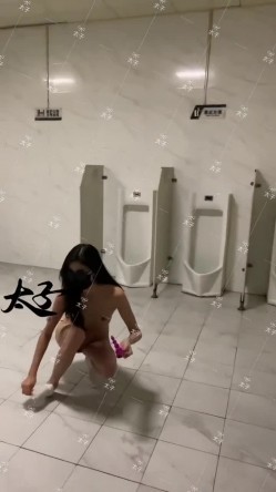 母狗调教训练推特大佬【太子】私拍，各种社死调教反差模特骚女，狗链露出爬行啪啪能玩的都玩了 截图4