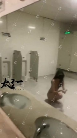 母狗调教训练推特大佬【太子】私拍，各种社死调教反差模特骚女，狗链露出爬行啪啪能玩的都玩了 截图7