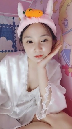 处女学生妹下海【白蔚】第一弹，初恋的感觉，完全放不开，榜一大哥在线调教 截图1