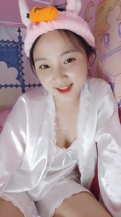 处女学生妹下海【白蔚】第一弹，初恋的感觉，完全放不开，榜一大哥在线调教 截图2