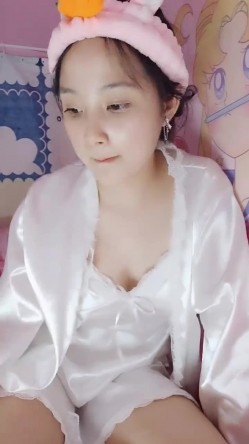 处女学生妹下海【白蔚】第一弹，初恋的感觉，完全放不开，榜一大哥在线调教 截图3