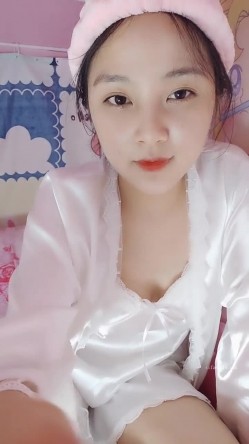处女学生妹下海【白蔚】第一弹，初恋的感觉，完全放不开，榜一大哥在线调教 截图4