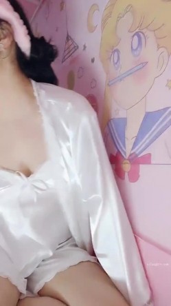 处女学生妹下海【白蔚】第一弹，初恋的感觉，完全放不开，榜一大哥在线调教 截图5