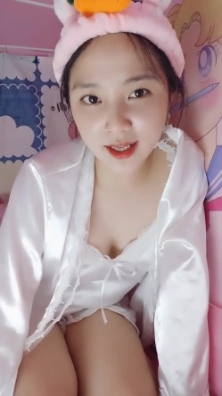 处女学生妹下海【白蔚】第一弹，初恋的感觉，完全放不开，榜一大哥在线调教 截图6