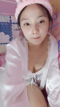 处女学生妹下海【白蔚】第一弹，初恋的感觉，完全放不开，榜一大哥在线调教 截图7