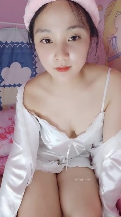 处女学生妹下海【白蔚】第一弹，初恋的感觉，完全放不开，榜一大哥在线调教 截图9