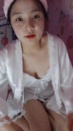 处女学生妹下海【白蔚】第一弹，初恋的感觉，完全放不开，榜一大哥在线调教 截图12