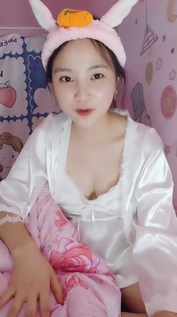 处女学生妹下海【白蔚】第一弹，初恋的感觉，完全放不开，榜一大哥在线调教 截图13