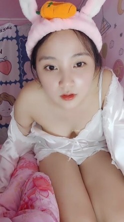 处女学生妹下海【白蔚】第一弹，初恋的感觉，完全放不开，榜一大哥在线调教 截图14