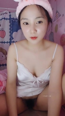 处女学生妹下海【白蔚】第一弹，初恋的感觉，完全放不开，榜一大哥在线调教 截图16