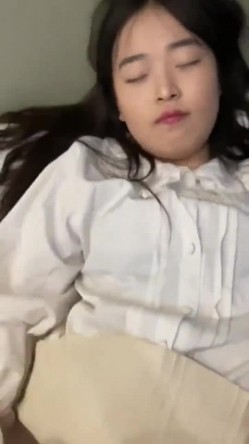 清纯美眉 你不可以射那么远 射都射了 再说你又不别人射逼里 还是蛮可爱的 截图5