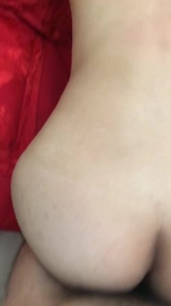 绿帽癖老公找单男艹爱妻 模特身材极品娇妻『短裙无内』淫妻福利 ，主动张开黑丝M腿 满嘴淫语呻吟不断！ 截图2