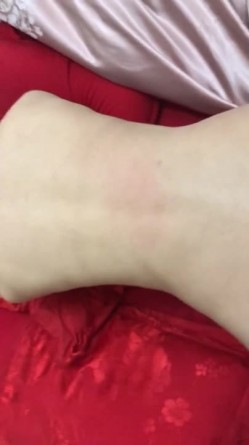 绿帽癖老公找单男艹爱妻 模特身材极品娇妻『短裙无内』淫妻福利 ，主动张开黑丝M腿 满嘴淫语呻吟不断！ 截图5